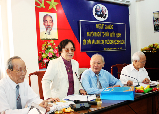 Nguyên Phó Chủ tịch nước Nguyễn Thị Bình đến thăm Trường Đại học Bình Dương